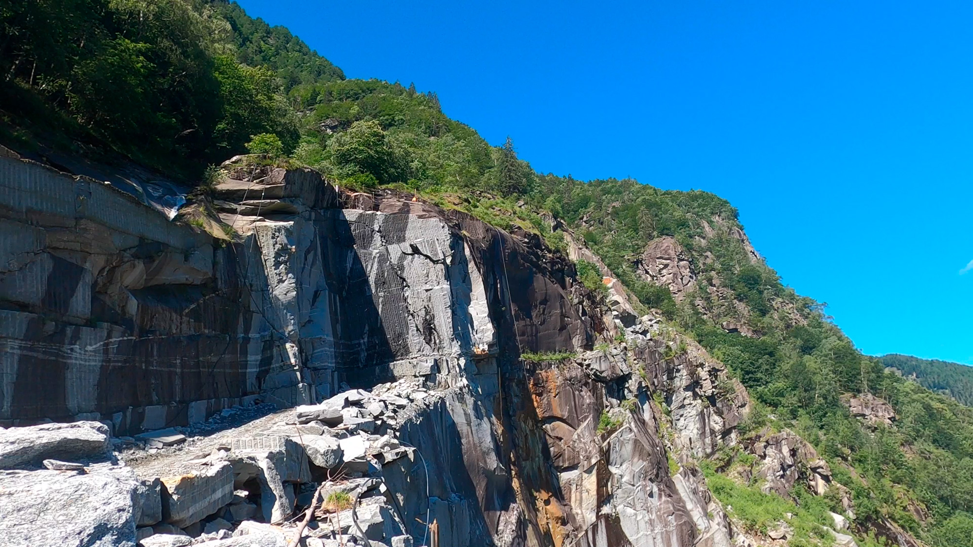 Le pareti di pietra della cava di Cerentino in Ticino